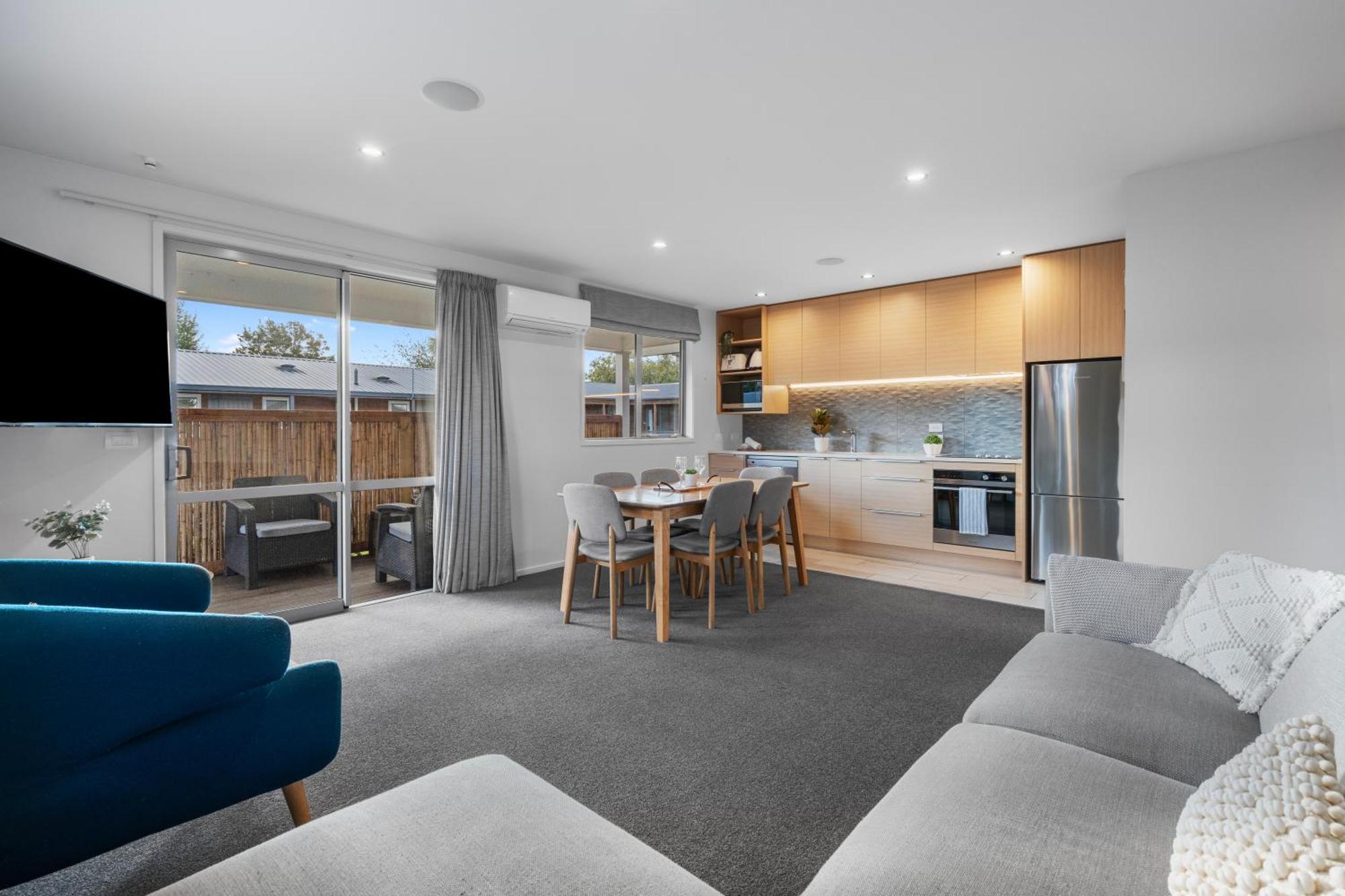 Tasman Holiday Parks - Te Anau Exterior foto A staged apartment at the Village